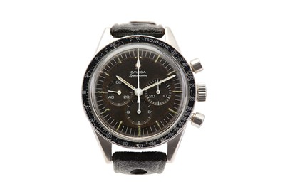 Lot 18 - OMEGA. A MENS EXTREMELY  RARE PRE MOON...