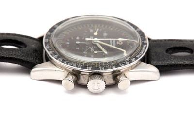 Lot 18 - OMEGA. A MENS EXTREMELY  RARE PRE MOON...