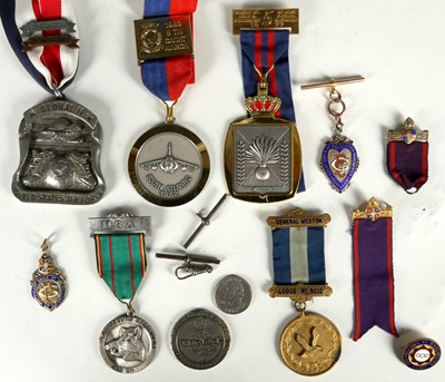 Lot 125 - Masonic and oddfellowes medallions and other...