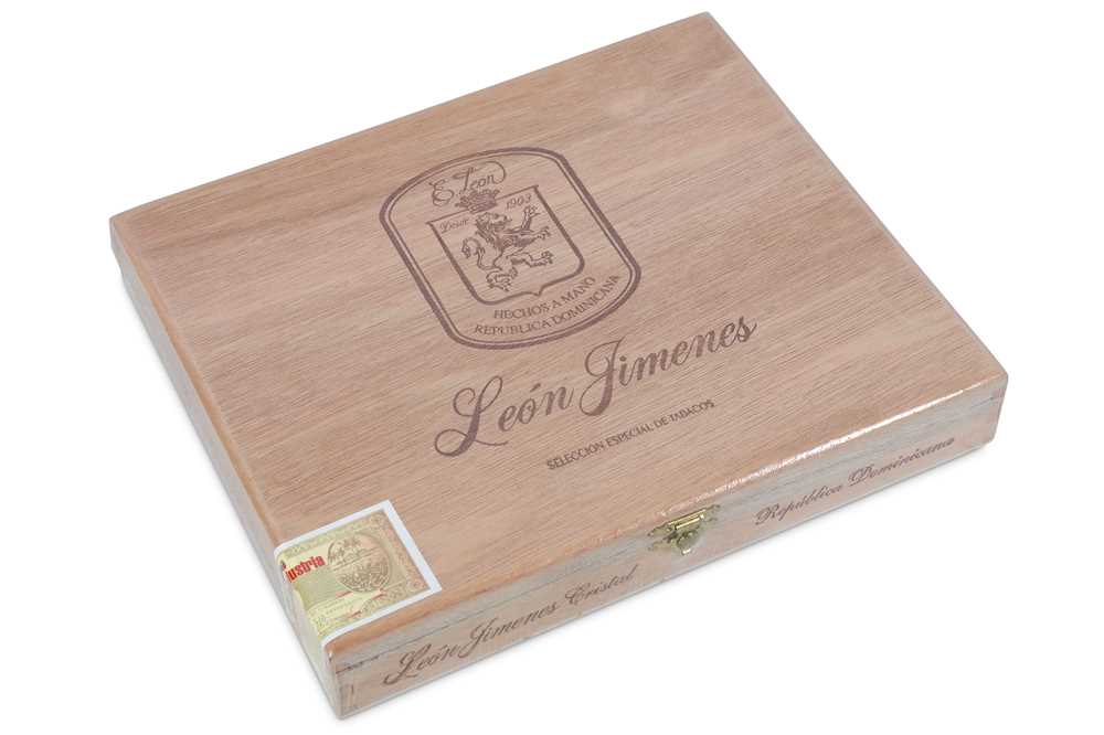Lot 190 - A sealed case of 8 Leon Jimenes Aurora...